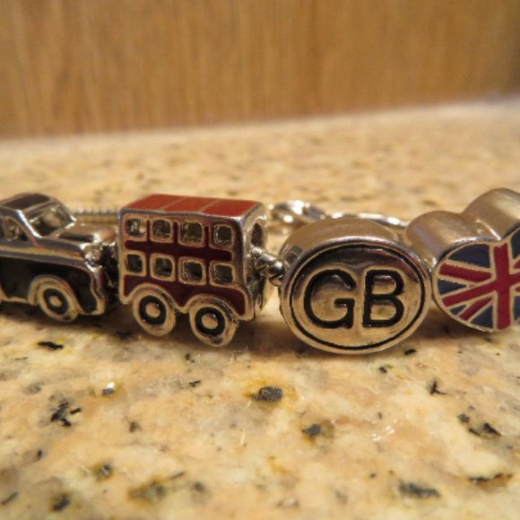 English CHARMS Bracelet Taxi Bus Union Jack Small/Medium (76J) - Picture 2 of 5